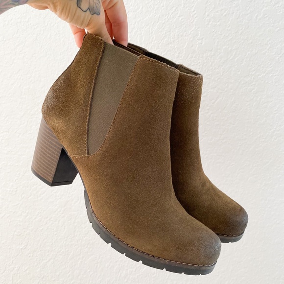 Clarks Shoes - Clarks olive suede booties